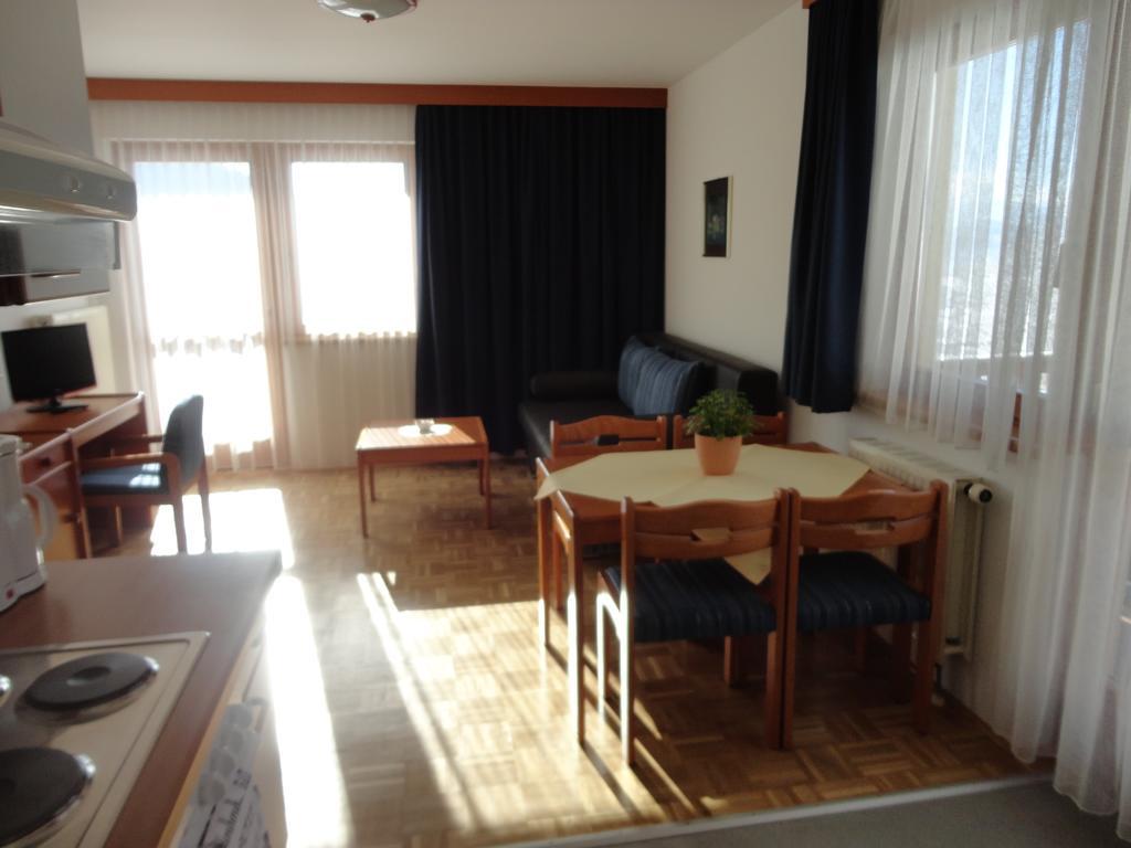 Panoramablickhotel - Lakeview Apartments Annenheim Rum bild